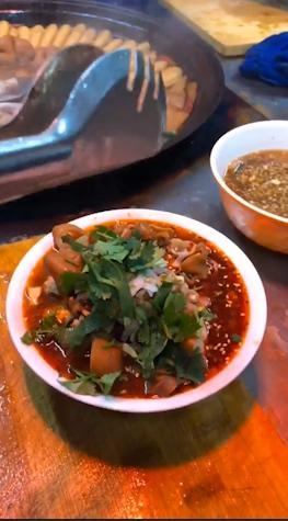 港城网红卤煮店,网红卤煮店的风味之旅