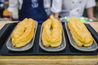 临海网红油条店,香脆诱人，排队盛况空前